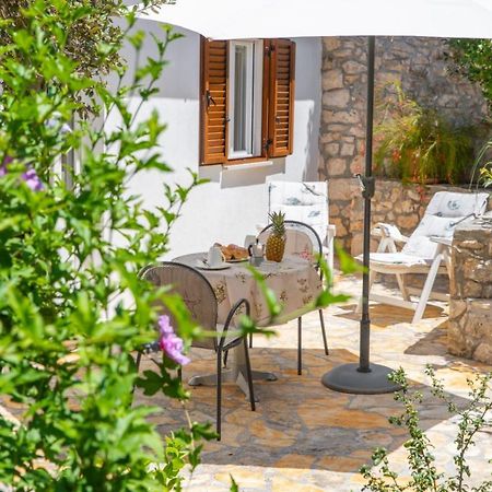 Apartments Jelena Supetar - Four Apartments - A Small House With A Private Yard - Two-Room Apartment With A Sea View - Studio Apartment - Two-Room Apartment With Garden View- Free Parking المظهر الخارجي الصورة