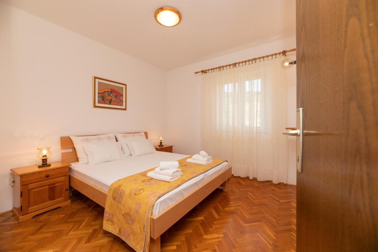 Apartments Jelena Supetar - Four Apartments - A Small House With A Private Yard - Two-Room Apartment With A Sea View - Studio Apartment - Two-Room Apartment With Garden View- Free Parking المظهر الخارجي الصورة