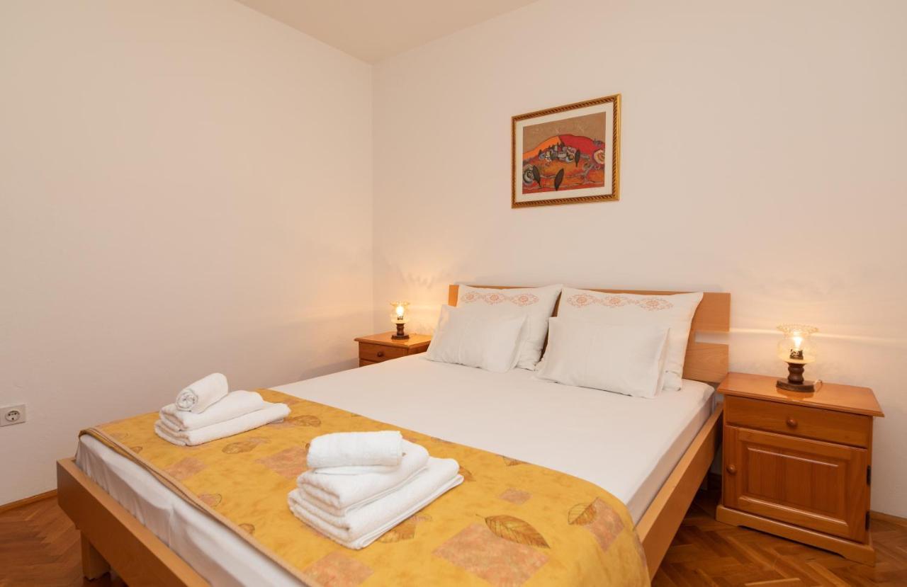Apartments Jelena Supetar - Four Apartments - A Small House With A Private Yard - Two-Room Apartment With A Sea View - Studio Apartment - Two-Room Apartment With Garden View- Free Parking المظهر الخارجي الصورة