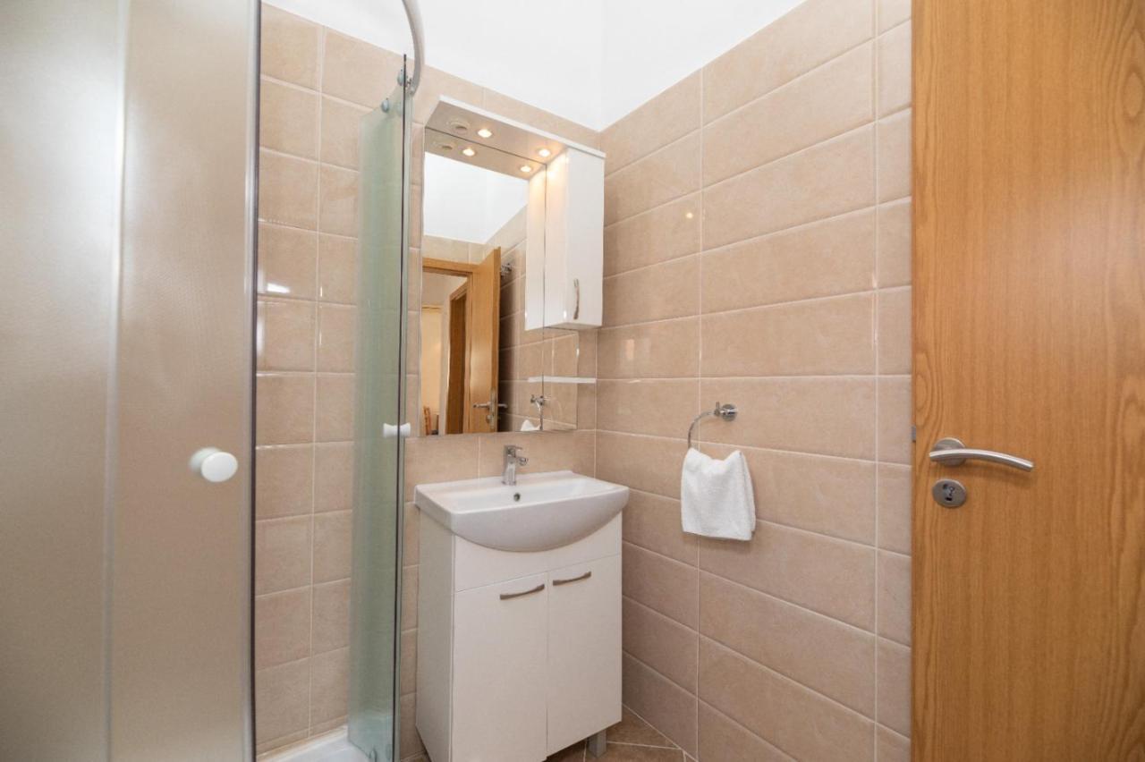 Apartments Jelena Supetar - Four Apartments - A Small House With A Private Yard - Two-Room Apartment With A Sea View - Studio Apartment - Two-Room Apartment With Garden View- Free Parking المظهر الخارجي الصورة
