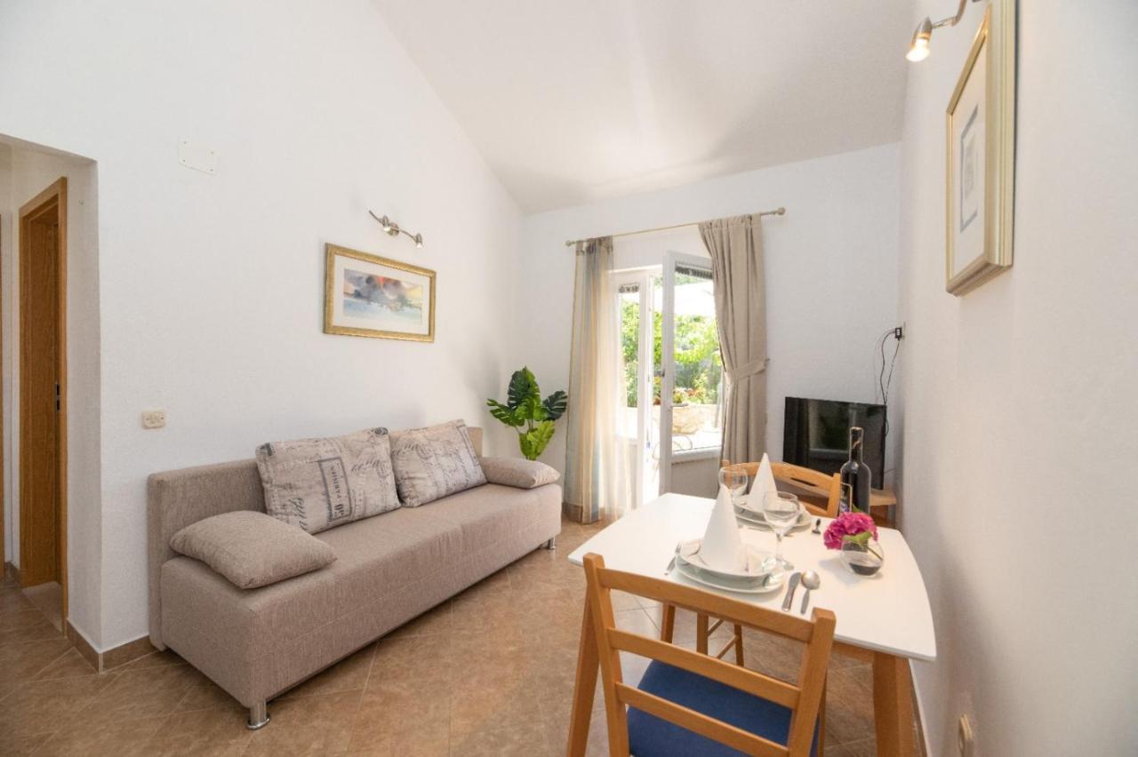 Apartments Jelena Supetar - Four Apartments - A Small House With A Private Yard - Two-Room Apartment With A Sea View - Studio Apartment - Two-Room Apartment With Garden View- Free Parking المظهر الخارجي الصورة
