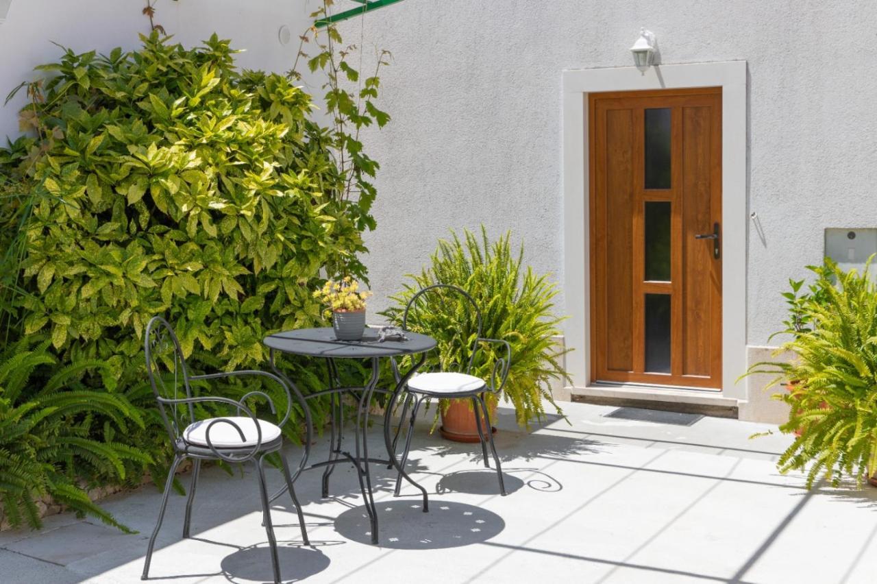 Apartments Jelena Supetar - Four Apartments - A Small House With A Private Yard - Two-Room Apartment With A Sea View - Studio Apartment - Two-Room Apartment With Garden View- Free Parking المظهر الخارجي الصورة