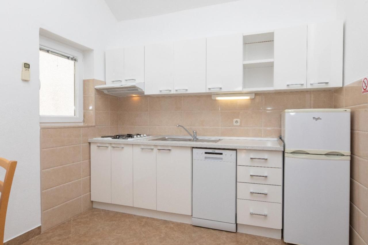 Apartments Jelena Supetar - Four Apartments - A Small House With A Private Yard - Two-Room Apartment With A Sea View - Studio Apartment - Two-Room Apartment With Garden View- Free Parking المظهر الخارجي الصورة