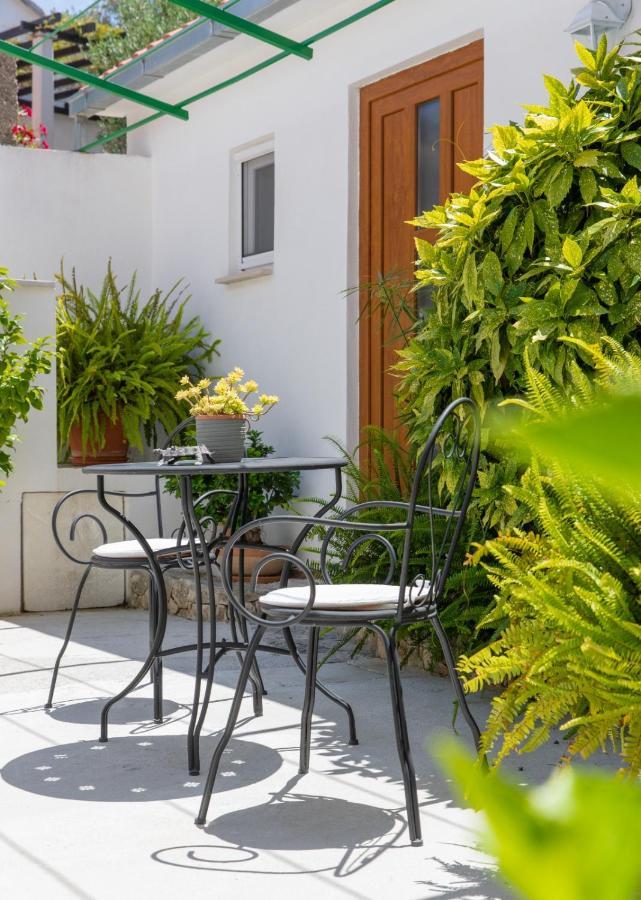 Apartments Jelena Supetar - Four Apartments - A Small House With A Private Yard - Two-Room Apartment With A Sea View - Studio Apartment - Two-Room Apartment With Garden View- Free Parking المظهر الخارجي الصورة