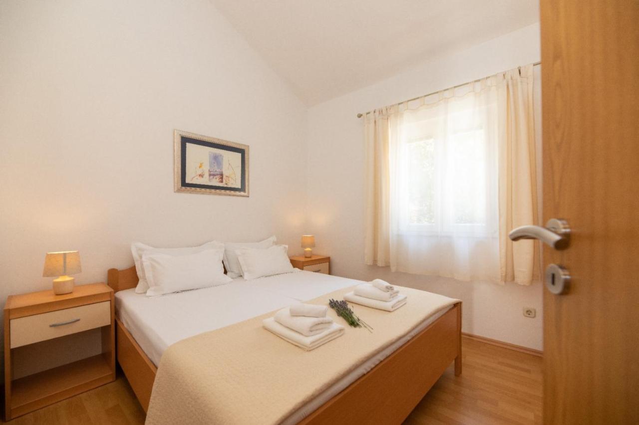 Apartments Jelena Supetar - Four Apartments - A Small House With A Private Yard - Two-Room Apartment With A Sea View - Studio Apartment - Two-Room Apartment With Garden View- Free Parking المظهر الخارجي الصورة