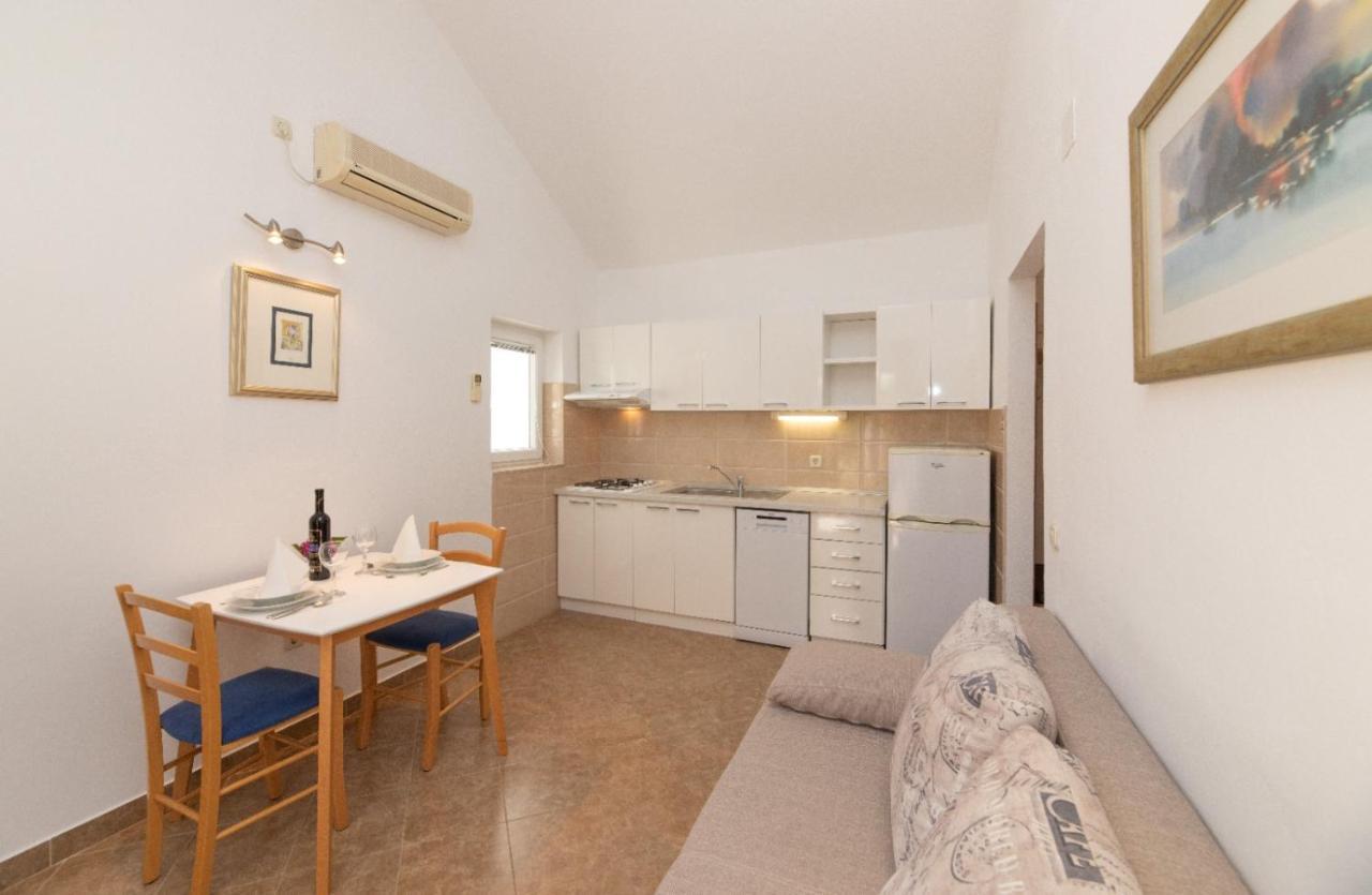Apartments Jelena Supetar - Four Apartments - A Small House With A Private Yard - Two-Room Apartment With A Sea View - Studio Apartment - Two-Room Apartment With Garden View- Free Parking المظهر الخارجي الصورة