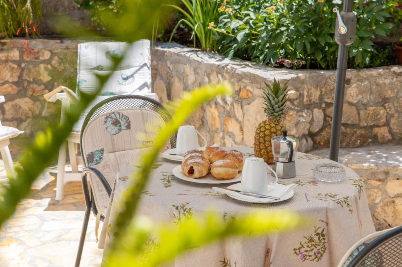 Apartments Jelena Supetar - Four Apartments - A Small House With A Private Yard - Two-Room Apartment With A Sea View - Studio Apartment - Two-Room Apartment With Garden View- Free Parking المظهر الخارجي الصورة