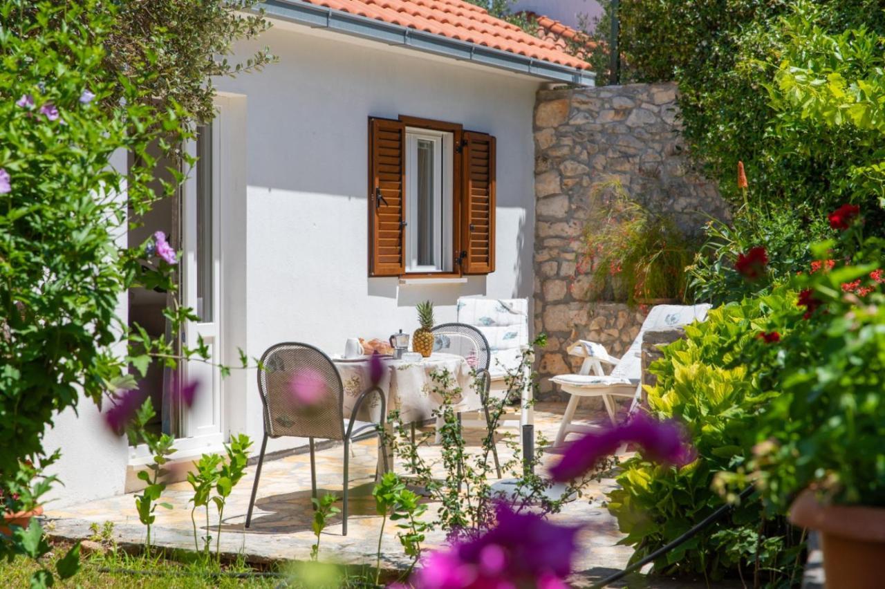 Apartments Jelena Supetar - Four Apartments - A Small House With A Private Yard - Two-Room Apartment With A Sea View - Studio Apartment - Two-Room Apartment With Garden View- Free Parking المظهر الخارجي الصورة