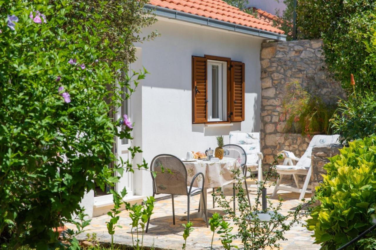 Apartments Jelena Supetar - Four Apartments - A Small House With A Private Yard - Two-Room Apartment With A Sea View - Studio Apartment - Two-Room Apartment With Garden View- Free Parking المظهر الخارجي الصورة
