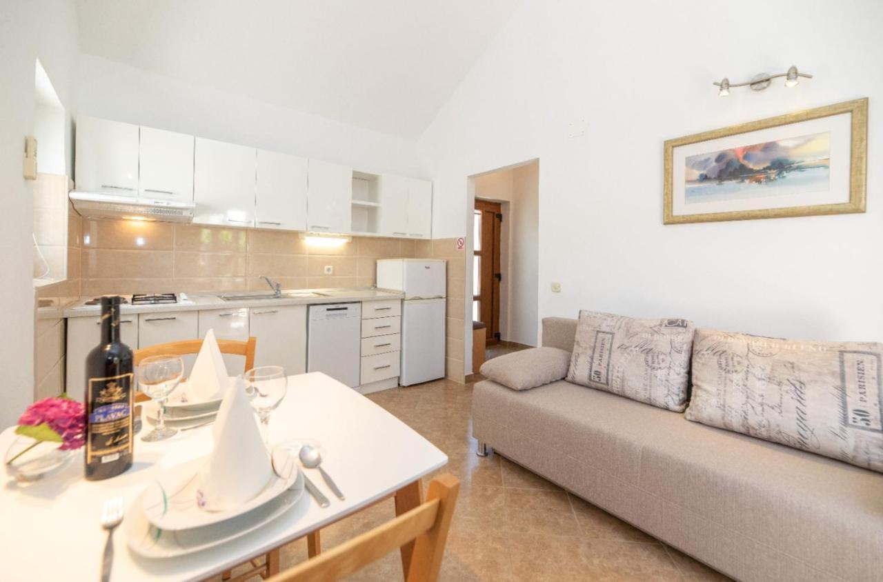 Apartments Jelena Supetar - Four Apartments - A Small House With A Private Yard - Two-Room Apartment With A Sea View - Studio Apartment - Two-Room Apartment With Garden View- Free Parking المظهر الخارجي الصورة