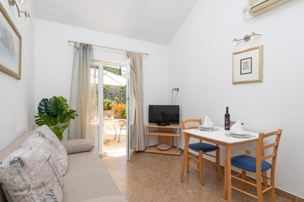 Apartments Jelena Supetar - Four Apartments - A Small House With A Private Yard - Two-Room Apartment With A Sea View - Studio Apartment - Two-Room Apartment With Garden View- Free Parking المظهر الخارجي الصورة