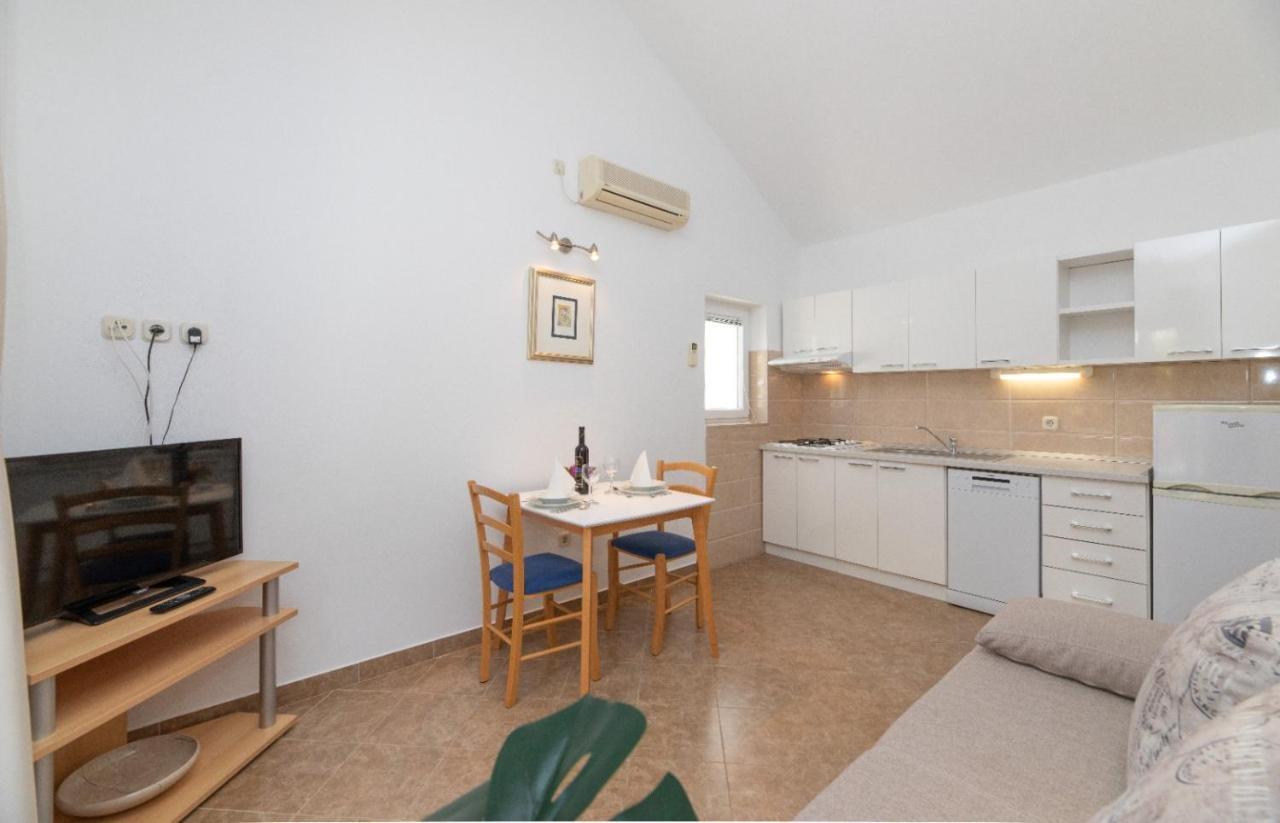 Apartments Jelena Supetar - Four Apartments - A Small House With A Private Yard - Two-Room Apartment With A Sea View - Studio Apartment - Two-Room Apartment With Garden View- Free Parking المظهر الخارجي الصورة