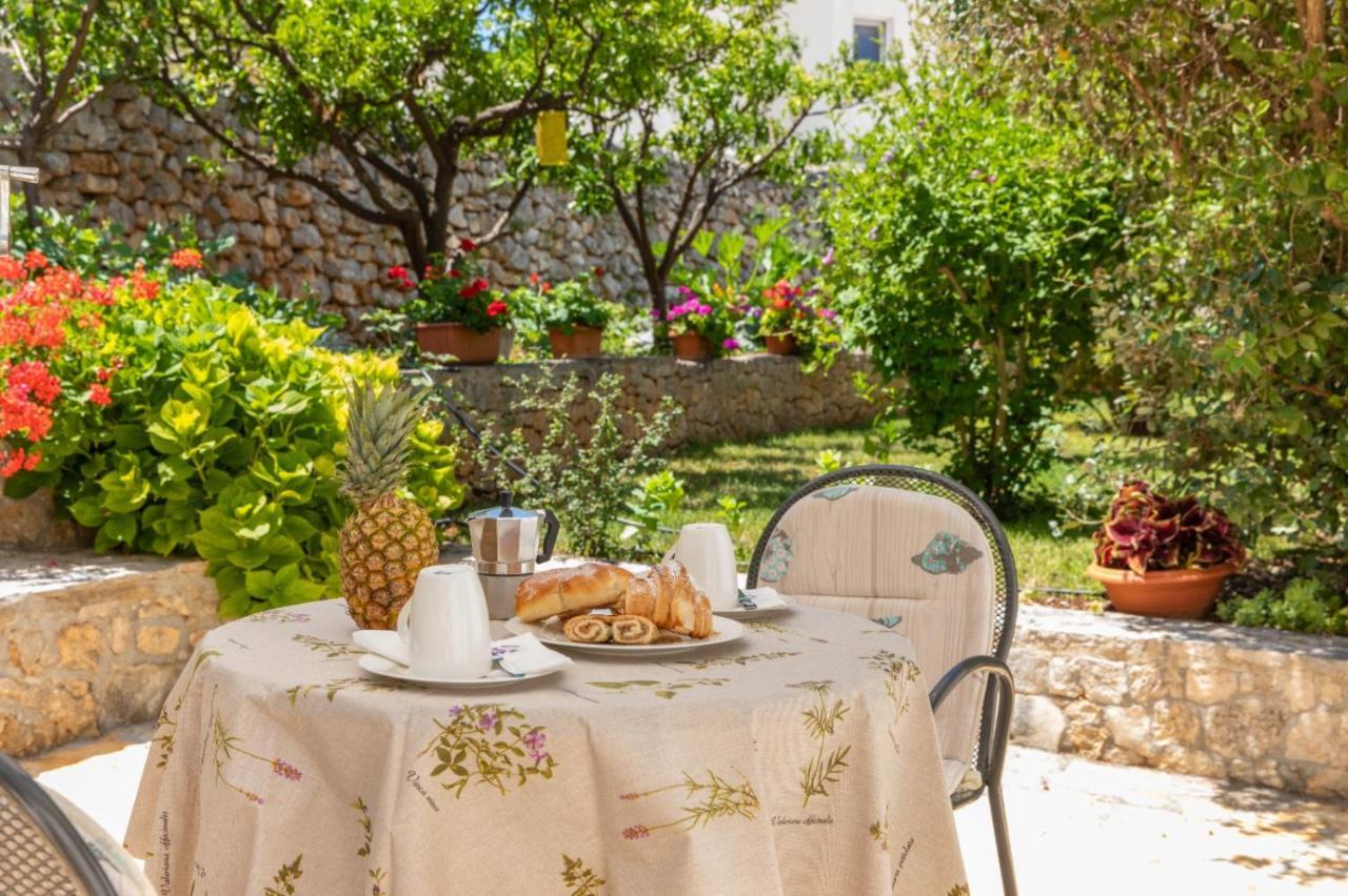 Apartments Jelena Supetar - Four Apartments - A Small House With A Private Yard - Two-Room Apartment With A Sea View - Studio Apartment - Two-Room Apartment With Garden View- Free Parking المظهر الخارجي الصورة