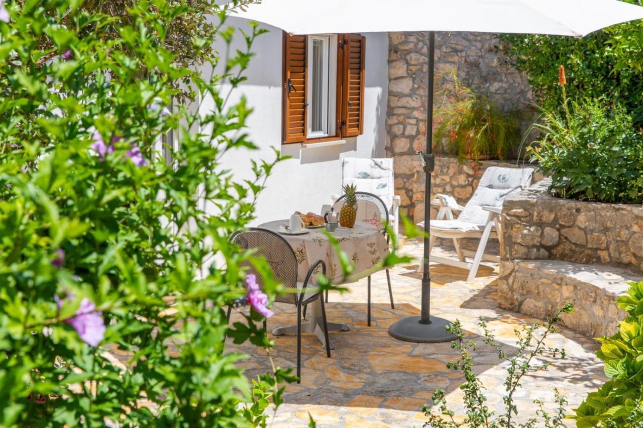 Apartments Jelena Supetar - Four Apartments - A Small House With A Private Yard - Two-Room Apartment With A Sea View - Studio Apartment - Two-Room Apartment With Garden View- Free Parking المظهر الخارجي الصورة
