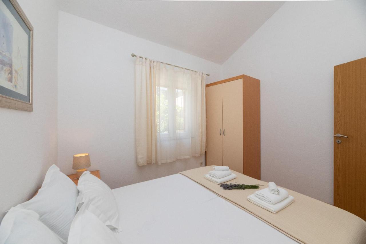 Apartments Jelena Supetar - Four Apartments - A Small House With A Private Yard - Two-Room Apartment With A Sea View - Studio Apartment - Two-Room Apartment With Garden View- Free Parking المظهر الخارجي الصورة