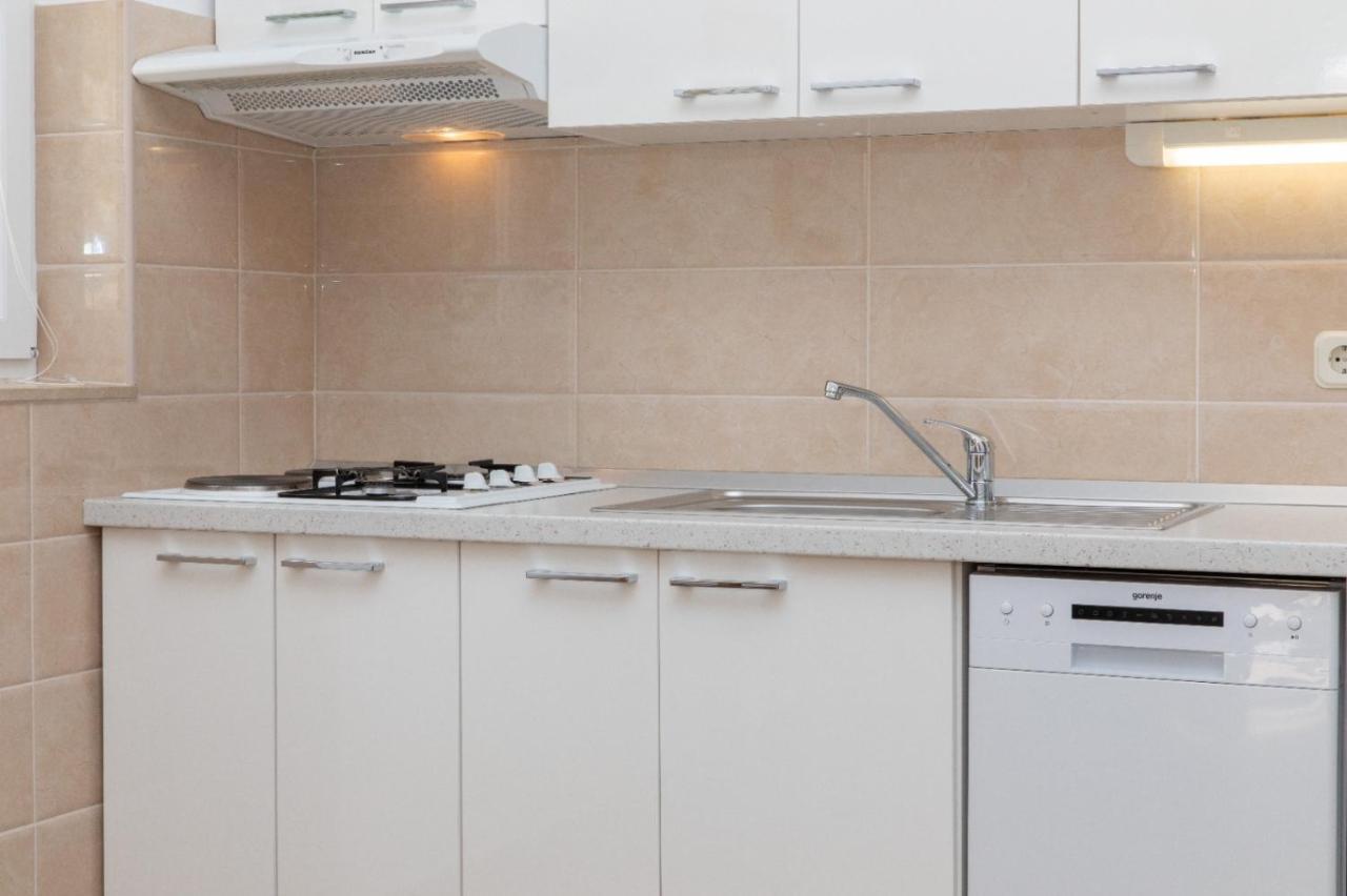 Apartments Jelena Supetar - Four Apartments - A Small House With A Private Yard - Two-Room Apartment With A Sea View - Studio Apartment - Two-Room Apartment With Garden View- Free Parking المظهر الخارجي الصورة