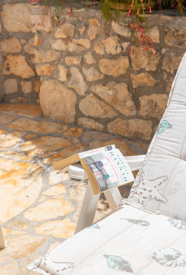 Apartments Jelena Supetar - Four Apartments - A Small House With A Private Yard - Two-Room Apartment With A Sea View - Studio Apartment - Two-Room Apartment With Garden View- Free Parking المظهر الخارجي الصورة
