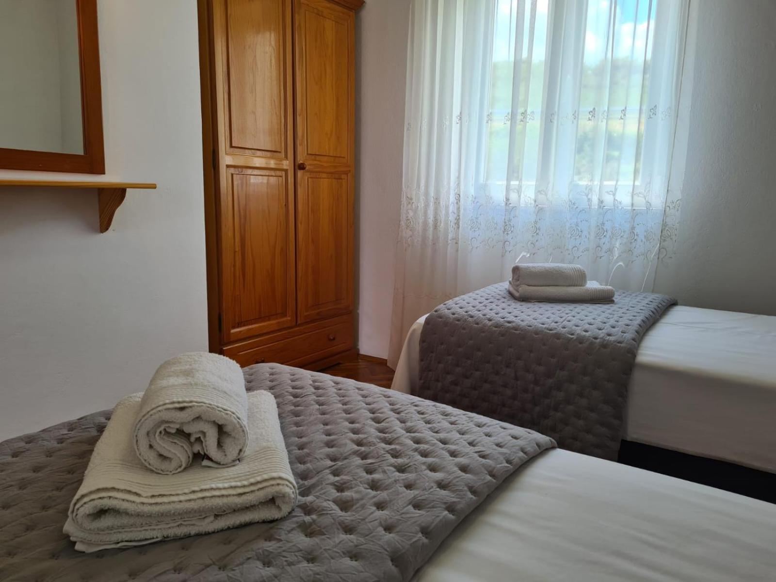 Apartments Jelena Supetar - Four Apartments - A Small House With A Private Yard - Two-Room Apartment With A Sea View - Studio Apartment - Two-Room Apartment With Garden View- Free Parking المظهر الخارجي الصورة