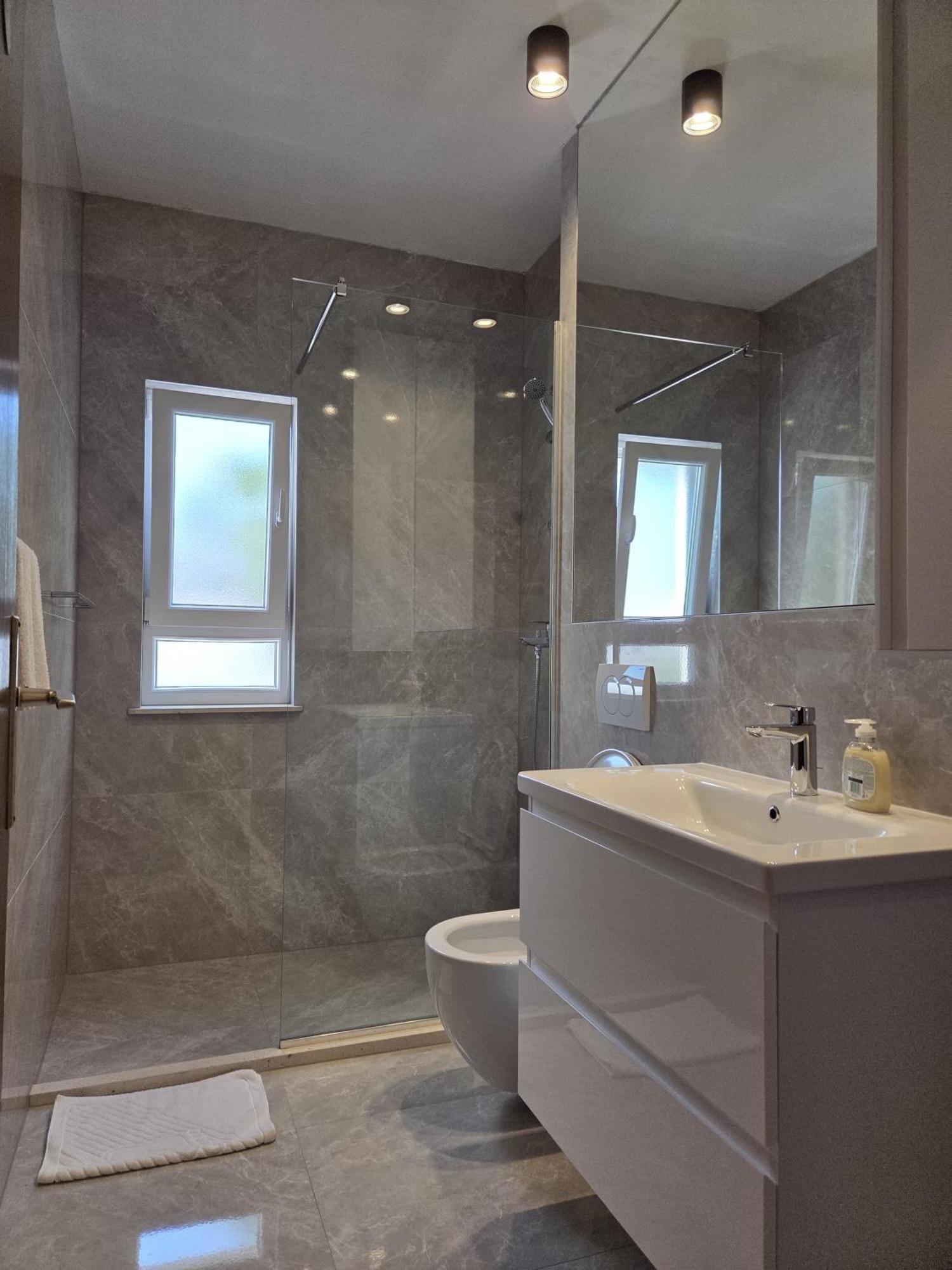 Apartments Jelena Supetar - Four Apartments - A Small House With A Private Yard - Two-Room Apartment With A Sea View - Studio Apartment - Two-Room Apartment With Garden View- Free Parking المظهر الخارجي الصورة