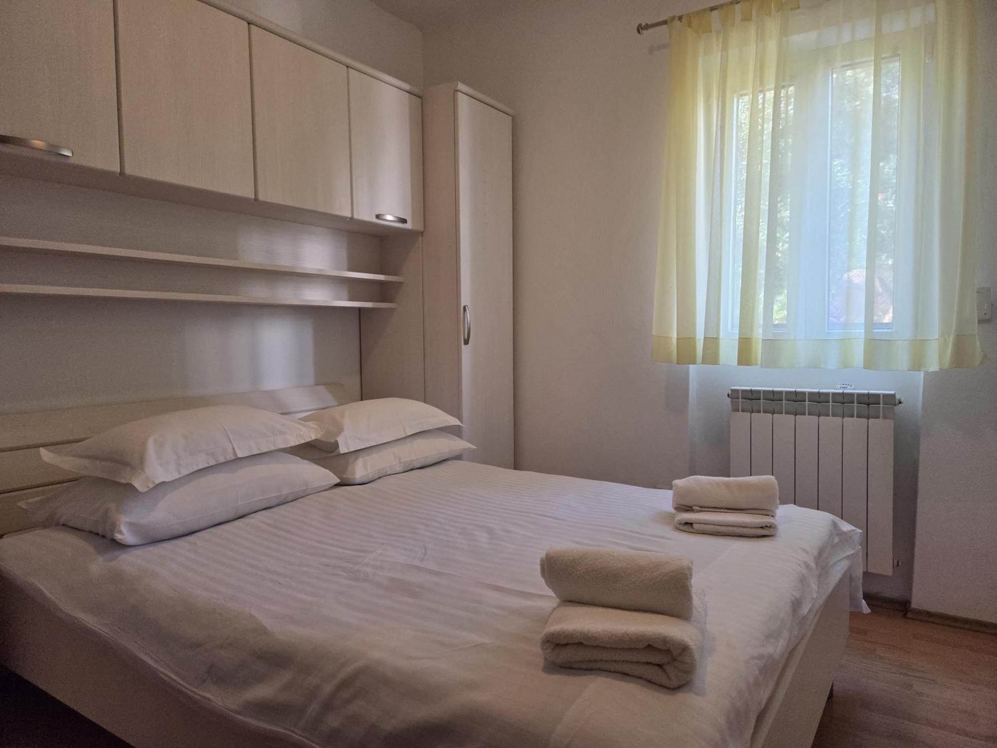 Apartments Jelena Supetar - Four Apartments - A Small House With A Private Yard - Two-Room Apartment With A Sea View - Studio Apartment - Two-Room Apartment With Garden View- Free Parking المظهر الخارجي الصورة
