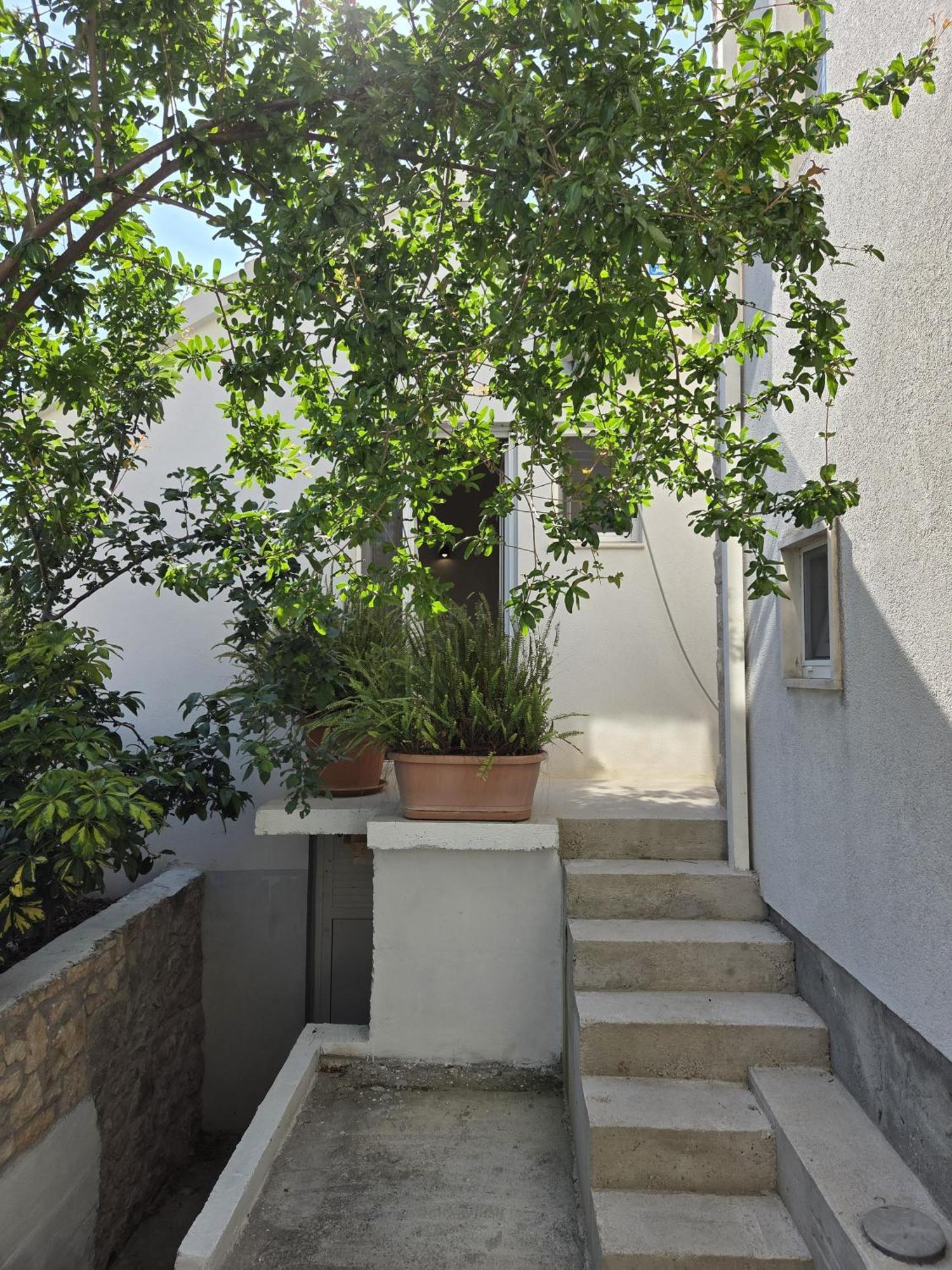 Apartments Jelena Supetar - Four Apartments - A Small House With A Private Yard - Two-Room Apartment With A Sea View - Studio Apartment - Two-Room Apartment With Garden View- Free Parking المظهر الخارجي الصورة