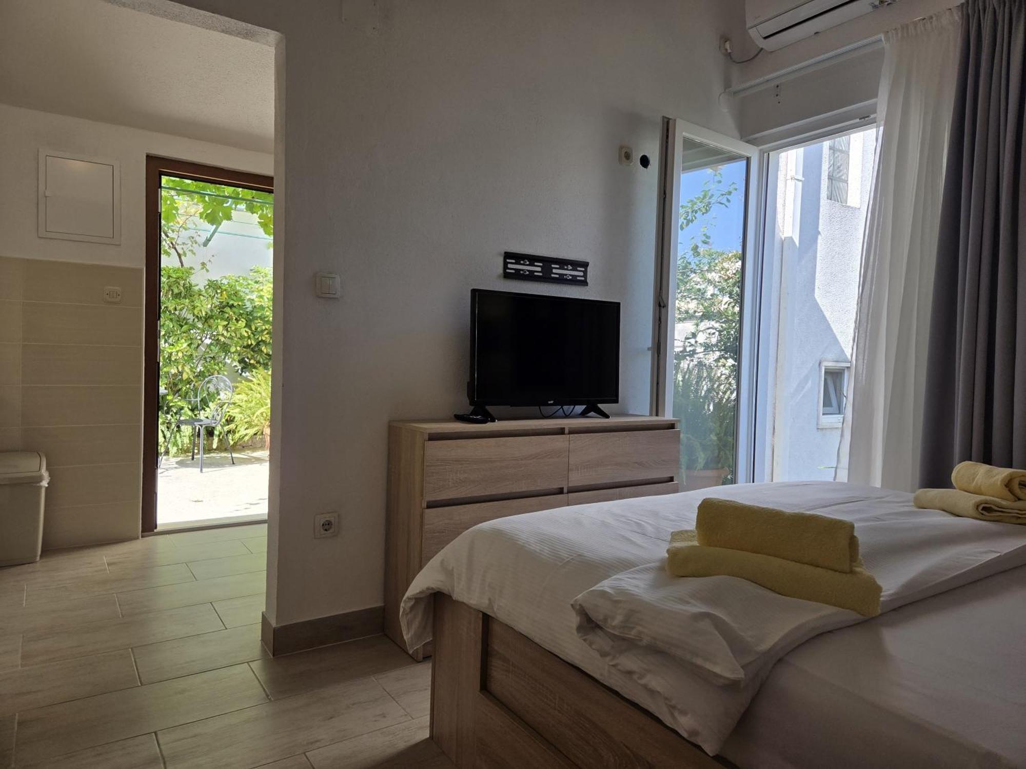Apartments Jelena Supetar - Four Apartments - A Small House With A Private Yard - Two-Room Apartment With A Sea View - Studio Apartment - Two-Room Apartment With Garden View- Free Parking المظهر الخارجي الصورة