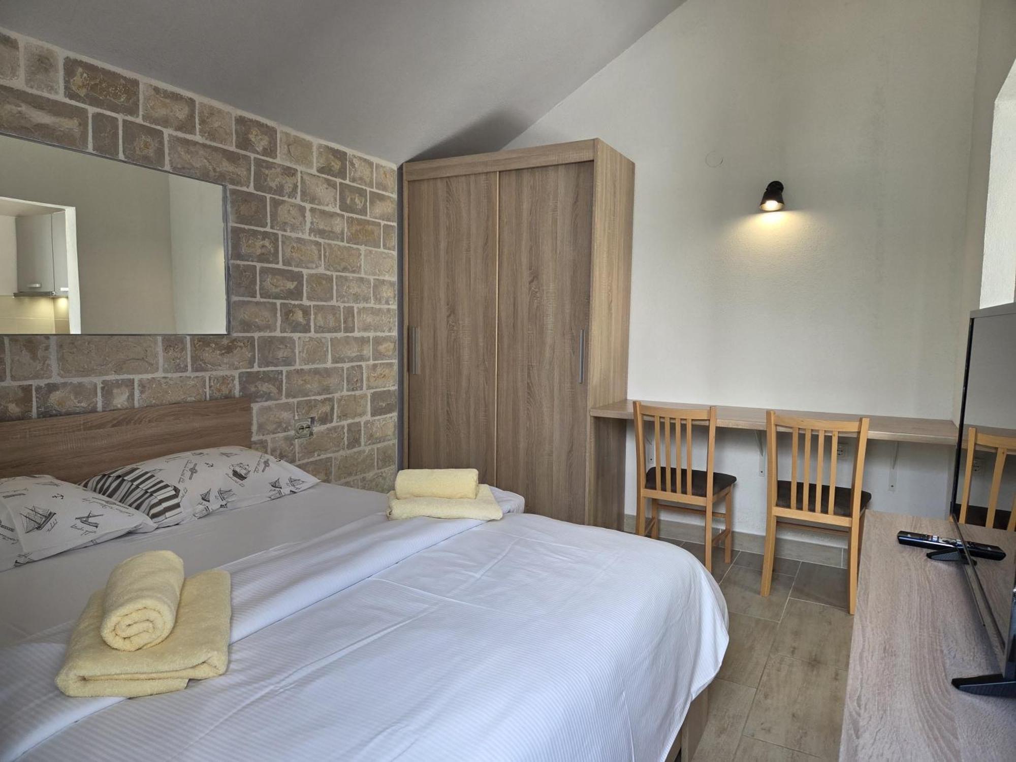 Apartments Jelena Supetar - Four Apartments - A Small House With A Private Yard - Two-Room Apartment With A Sea View - Studio Apartment - Two-Room Apartment With Garden View- Free Parking المظهر الخارجي الصورة